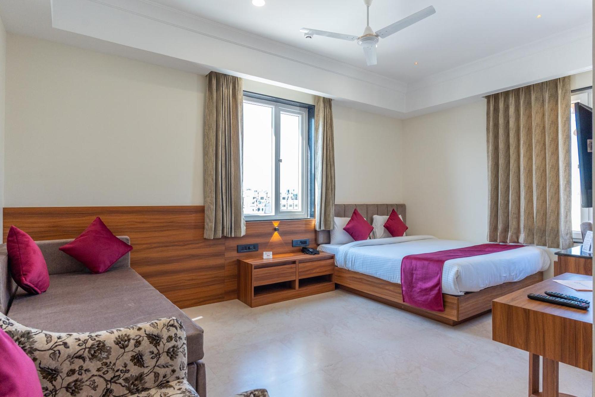 Raghunandan Palace - A Premier Boutique Stay, City Center & 500 Meters From City Railway Station Udaipur Buitenkant foto