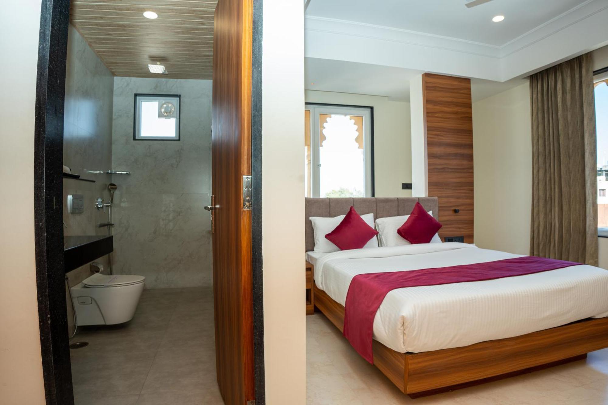 Raghunandan Palace - A Premier Boutique Stay, City Center & 500 Meters From City Railway Station Udaipur Buitenkant foto